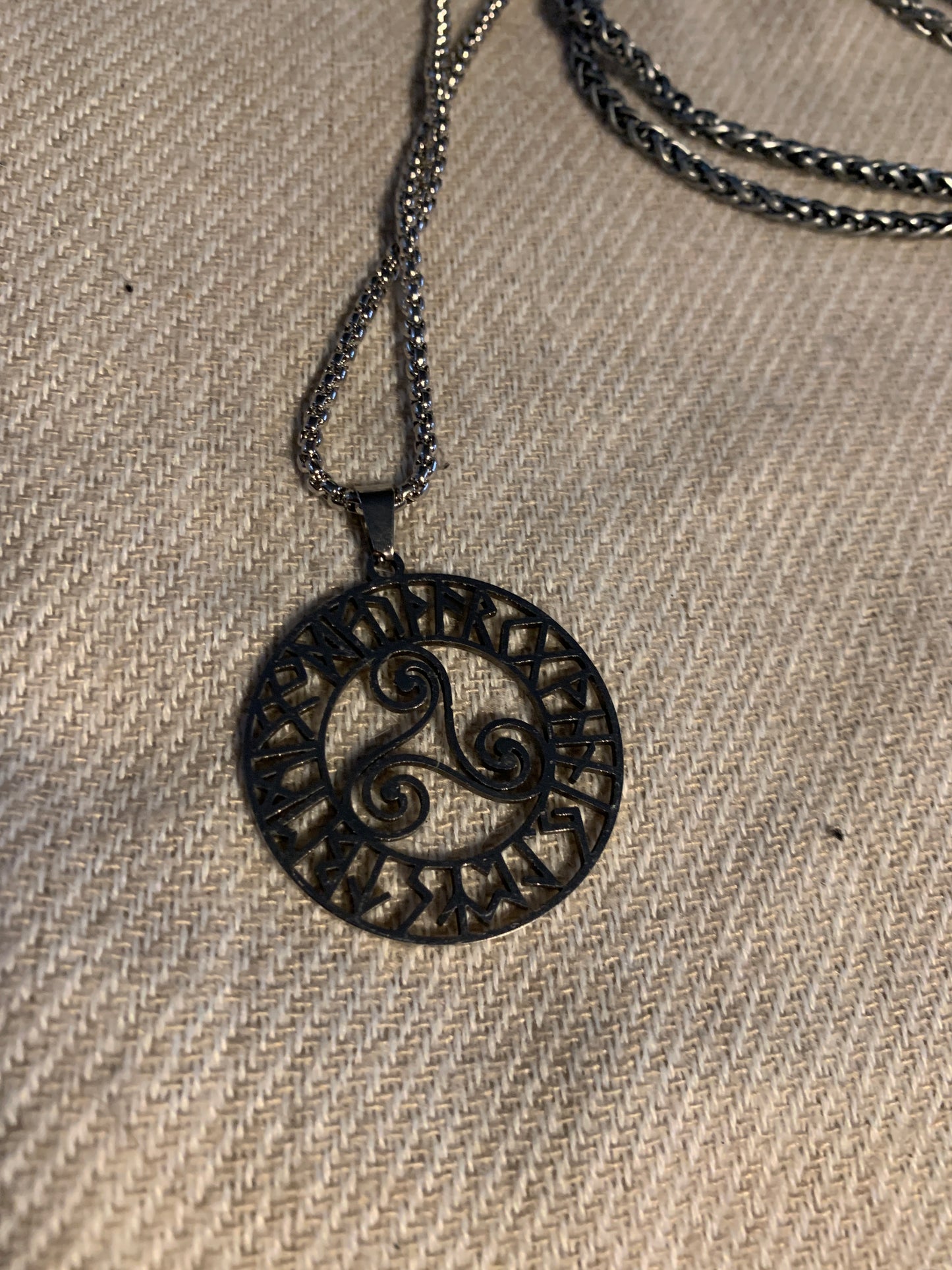 Necklace Ruin in a Ring Chain 23"