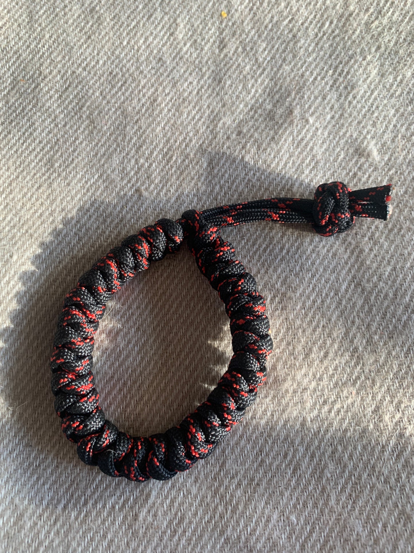 Paracord Bracelets Black and Red Icelandic Lava Adjustible min 7,5