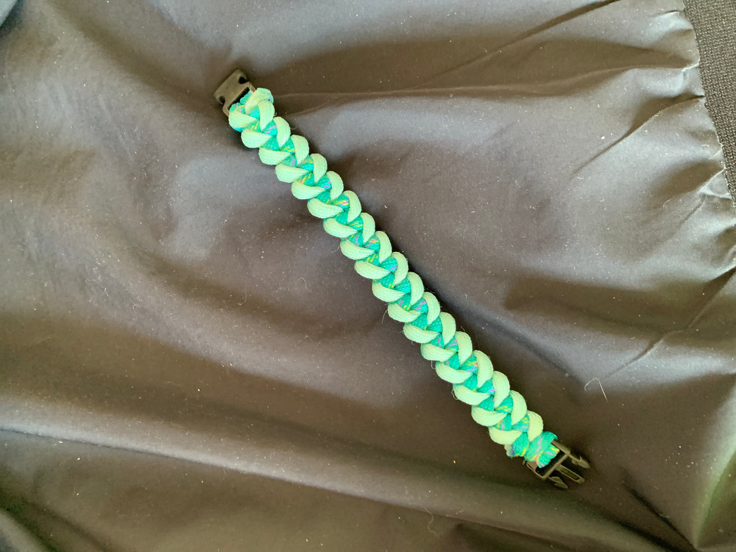Paracord Bracelets Green/Light Green Shark Weave Black Plastic Buckle 7"