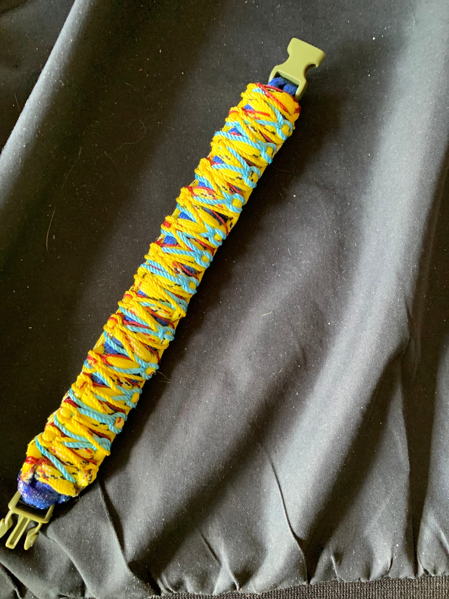 Paracord Yellow/Blue with Light Blue/Red Solomans Weave Plastic Buckle 7,5