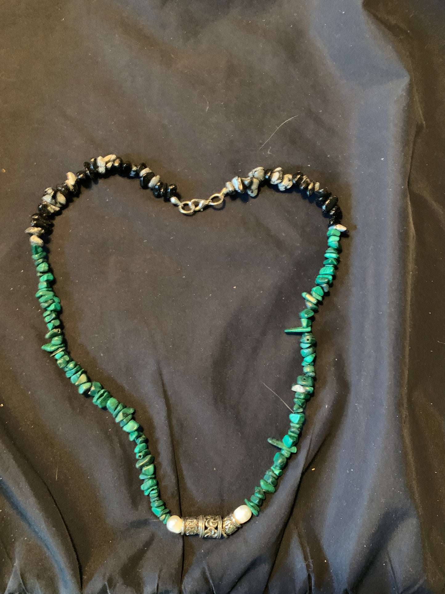 Neckles Malakai Flakes and Black Snowflakes Semi Precious Stone 20"