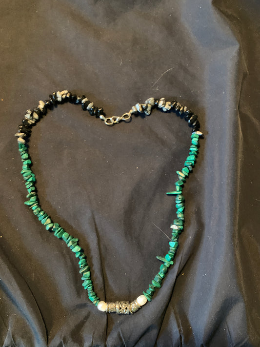 Neckles Malakai Flakes and Black Snowflakes Semi Precious Stone 20"