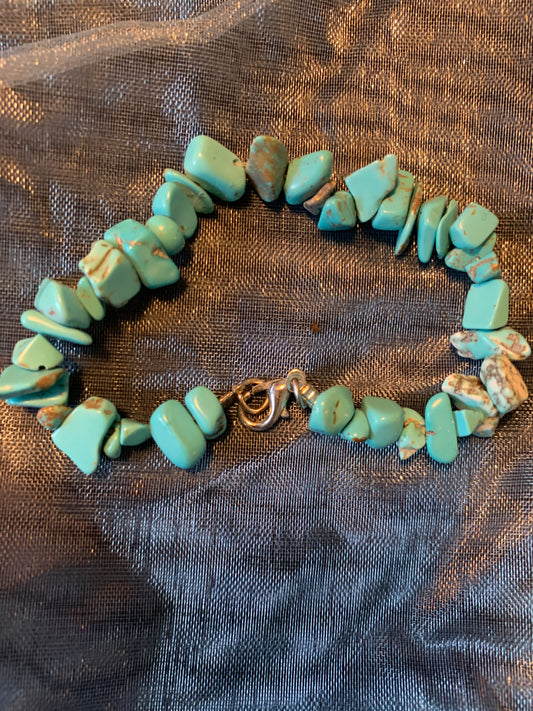 Bracelet Turquose Howlite Semi Precious Stones Streches 6"