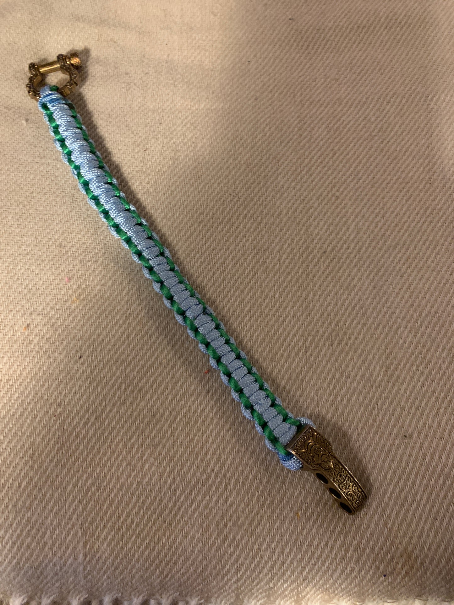 Paracord Light/Blue Horse Shoue With Green Stiched Cobra Weaving 8"