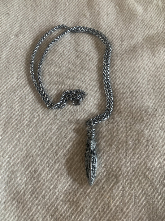 Neckles Gray Spearhead Iron 24"